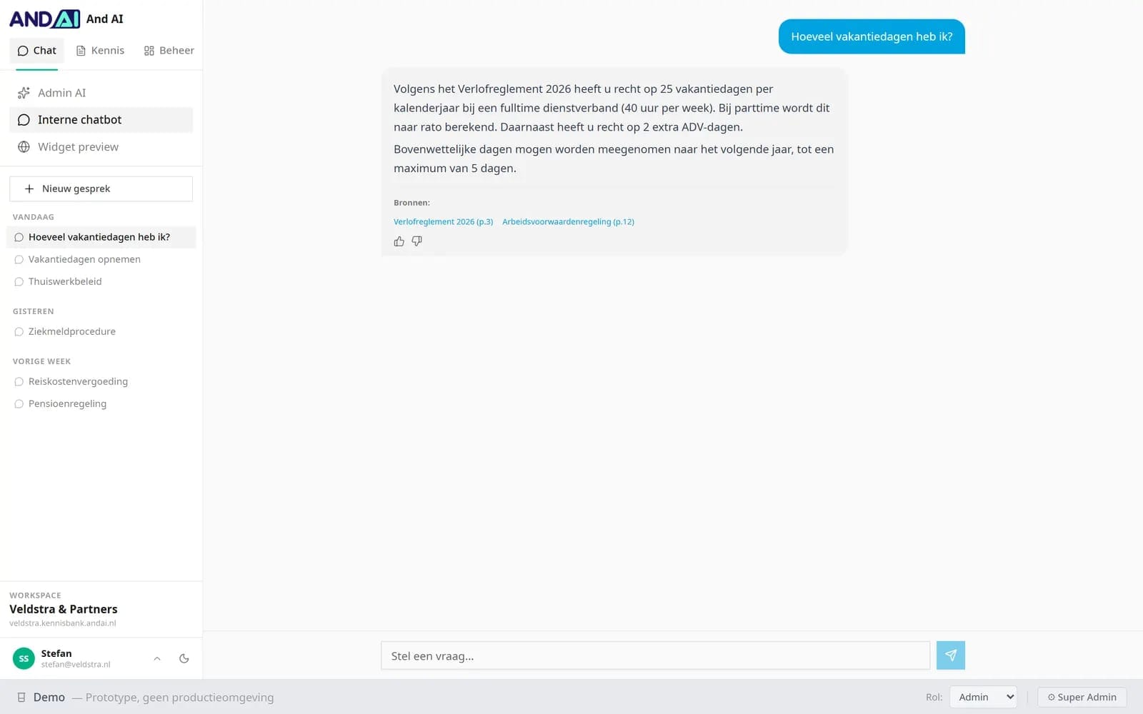 Kennisbank-chat met een antwoord en klikbare bronvermeldingen inclusief paginanummer.