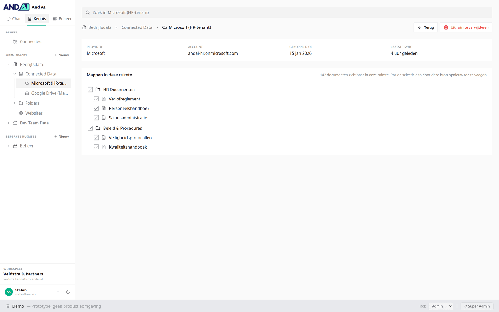 Kennisassistent beheerscherm: gekoppelde bronnen zoals Microsoft en Google Drive, met mappen en documenten die je per ruimte aan- of uitzet